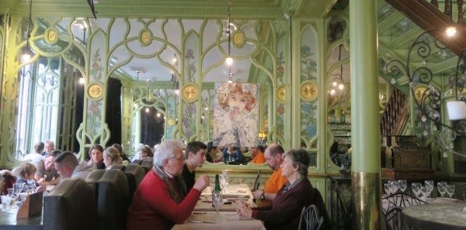 Dîner dans un bouillon parisien au décor Art nouveau luxuriant